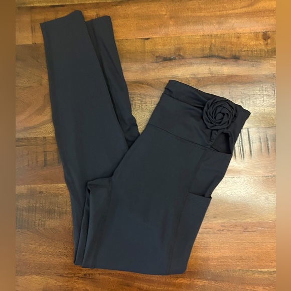 Halara Rare Rose Detail Leggings | Size M | Full Length w/ Pockets - Picture 1 of 3
